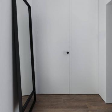 Интерьер с зеркалом в нише и зеркалом на двери  смотреть на Basicdecor