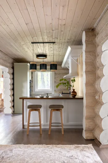 Интерьер кухни с в деревянном доме  смотреть на Basicdecor