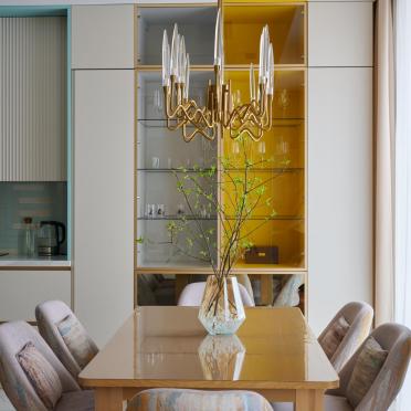 Интерьер кухни cветильниками над столом  смотреть на Basicdecor