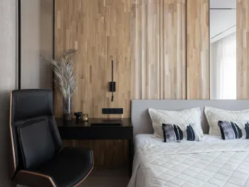 Интерьер спальни с в деревянном доме и акцентной стеной за кроватью  смотреть на Basicdecor