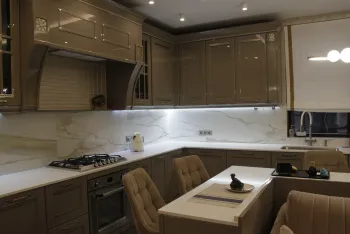 Интерьер кухни с нишей с подсветкой и с подсветкой  смотреть на Basicdecor