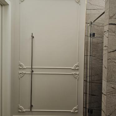 Интерьер ванной с зеркалом на двери  смотреть на Basicdecor