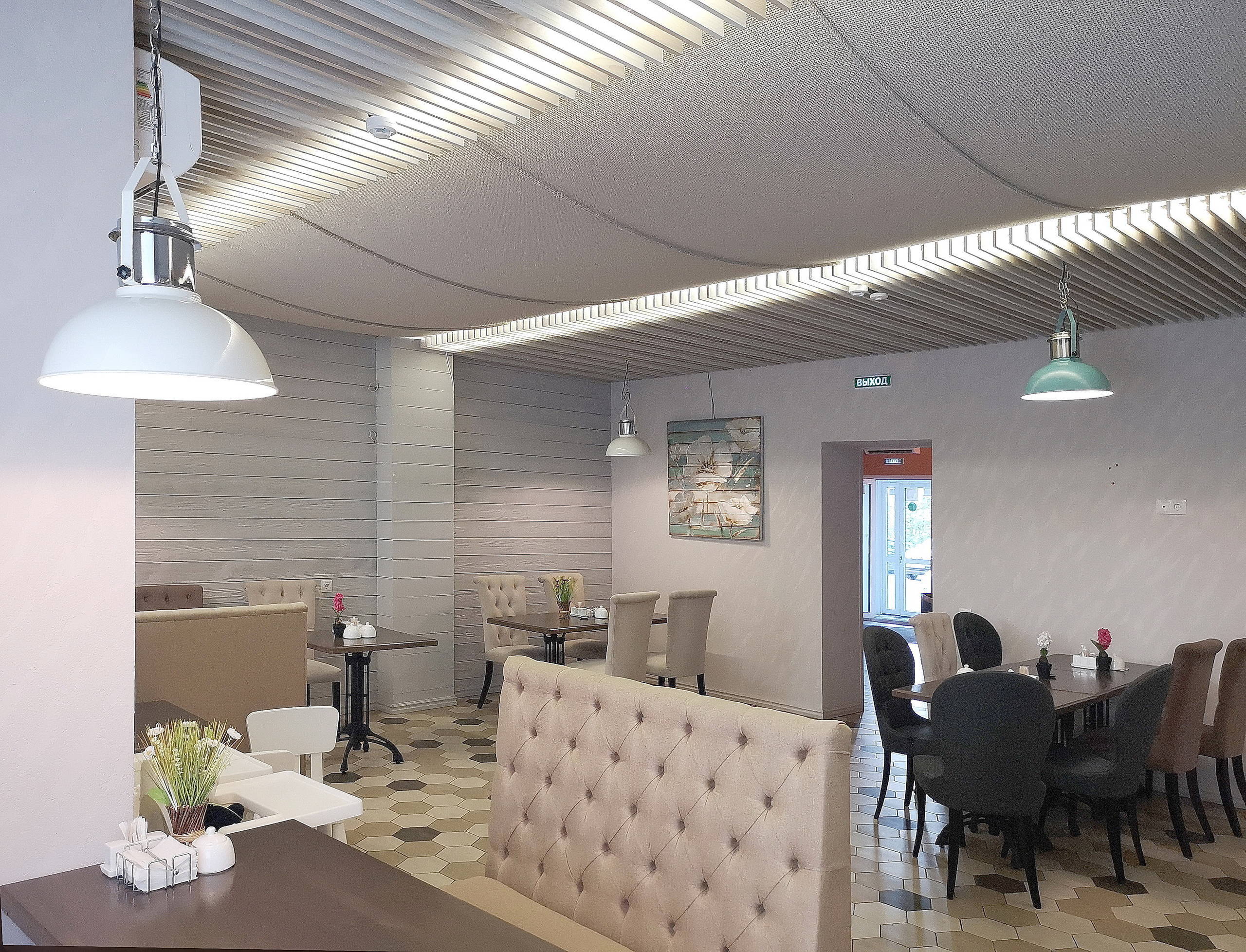 Интерьер офиса с рейками с подсветкой, светильниками над столом, подсветкой настенной, подсветкой светодиодной и с подсветкой в современном стиле