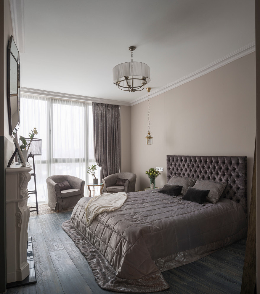 Интерьер спальни с подсветкой настенной и светильниками над кроватью в классическом стиле и готике