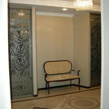 Интерьер с зеркалом на двери  смотреть на Basicdecor