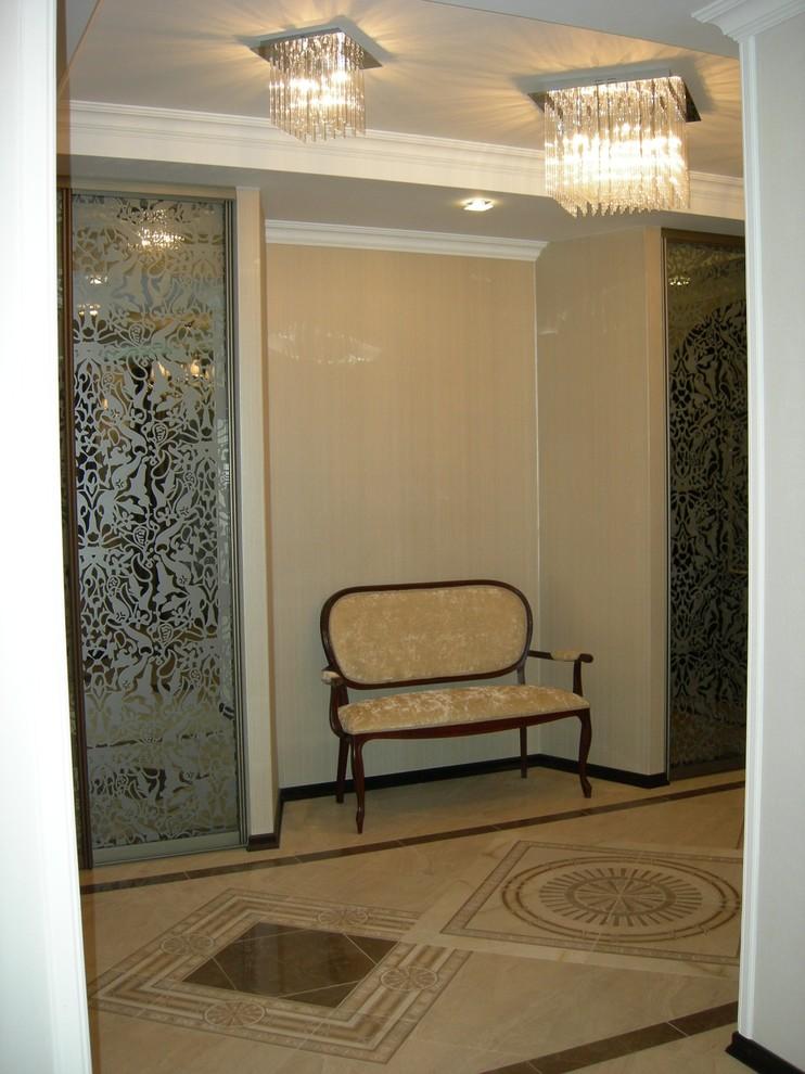 Интерьер коридора с зеркалом на двери