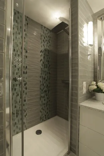 Интерьер ванной с душевой из плитки в современном стиле смотреть на Basicdecor