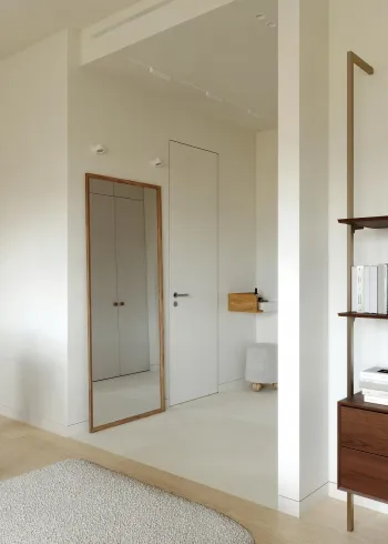 Интерьер прихожей с проемом и зеркалом на двери  смотреть на Basicdecor