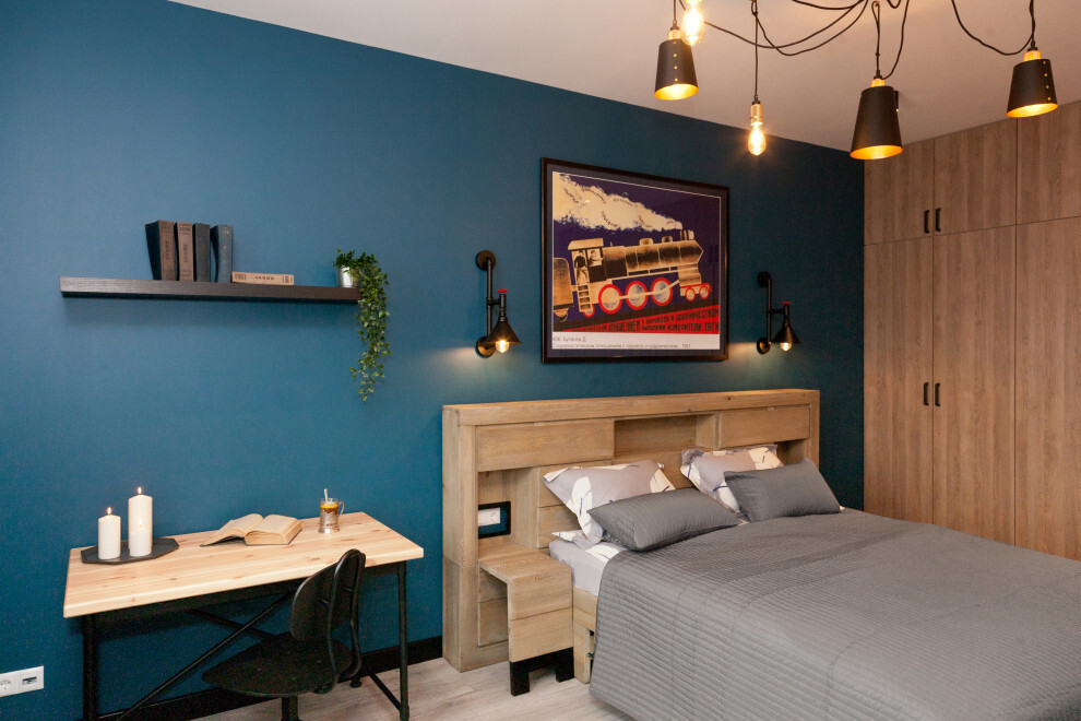 Интерьер спальни c рабочим местом, подсветкой настенной и светильниками над кроватью в стиле лофт