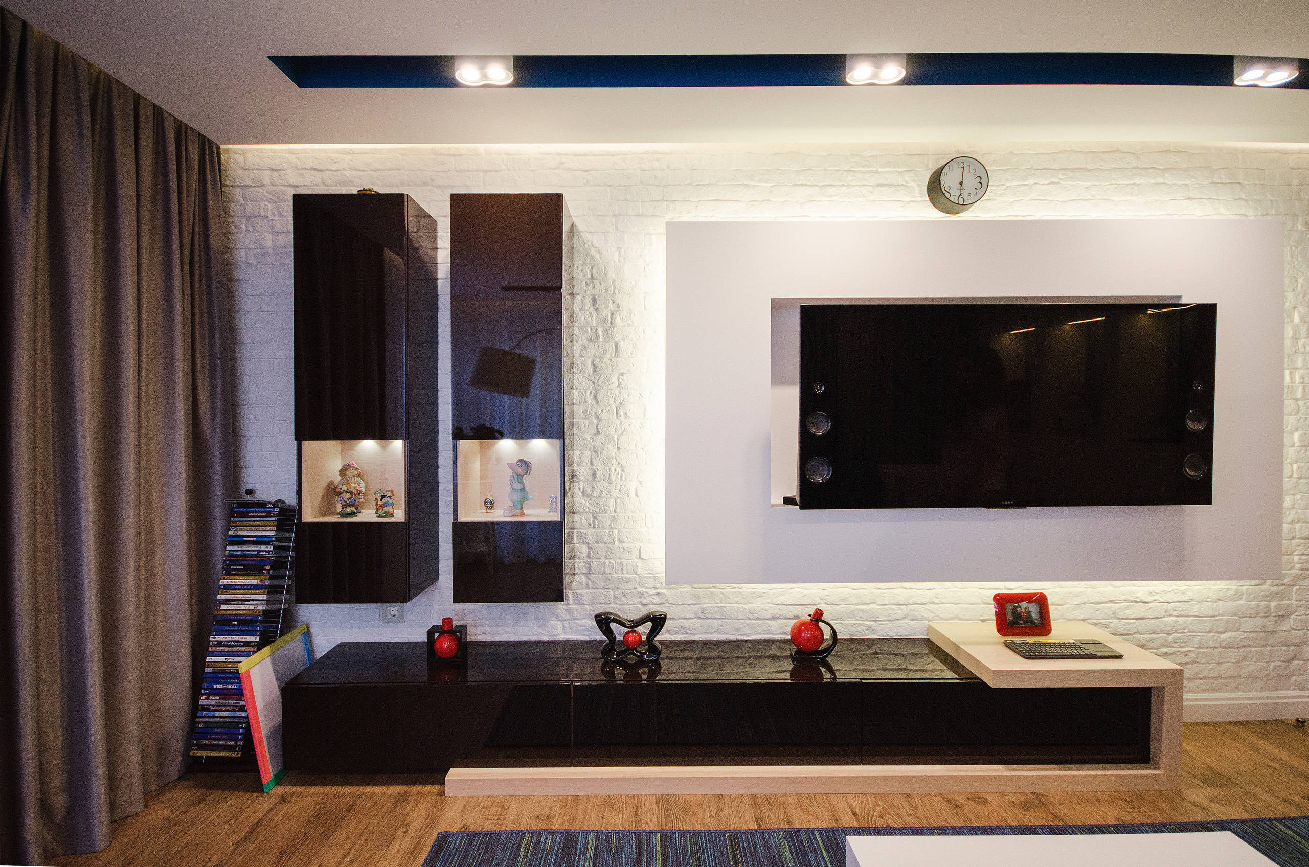 Интерьер гостиной с нишей с подсветкой, подсветкой настенной, подсветкой светодиодной и с подсветкой в стиле фьюжн