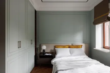 Интерьер детской и спальни с кроватью у двери, бра над кроватью, светильниками над кроватью, шкафом над кроватью, шкафом у кровати, акцентной стеной за кроватью и акцентными обоями за кроватью в американском смотреть на Basicdecor