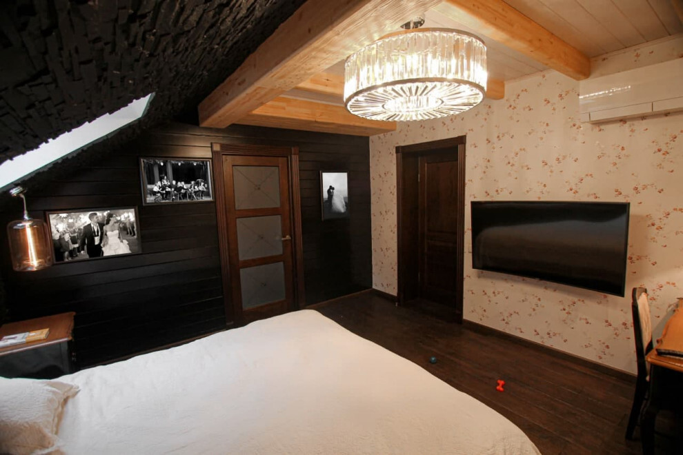 Интерьер спальни с в деревянном доме, сауной, рейками с подсветкой, подсветкой настенной, подсветкой светодиодной, светильниками над кроватью и с подсветкой в стиле лофт и в стиле фьюжн