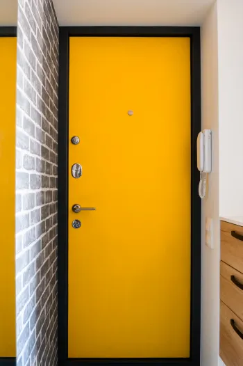 Интерьер с зеркалом на двери в скандинавском стиле смотреть на Basicdecor