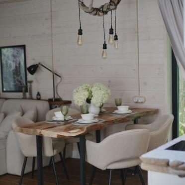 Интерьер кухни cветильниками над столом  смотреть на Basicdecor
