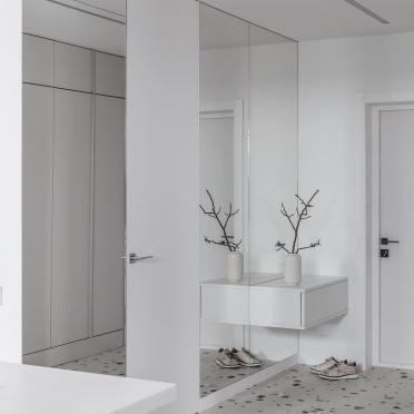 Интерьер с зеркалом на двери  смотреть на Basicdecor