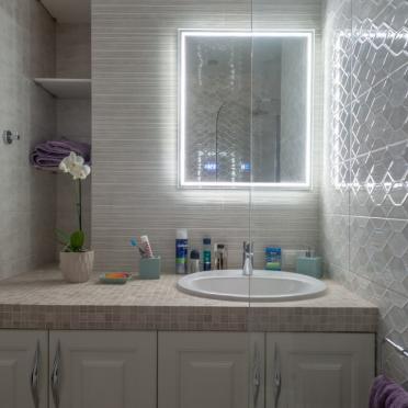 Интерьер ванной с зеркалом на двери в неоклассике смотреть на Basicdecor