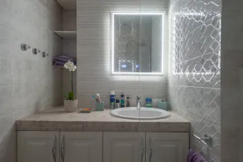 Интерьер ванной с зеркалом на двери в неоклассике смотреть на Basicdecor
