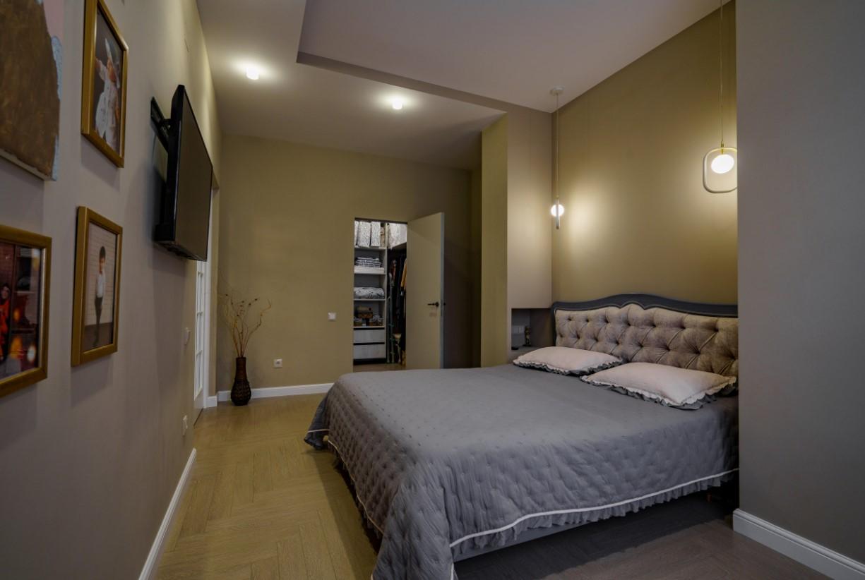 Интерьер спальни с нишей с подсветкой, световыми линиями, подсветкой настенной, подсветкой светодиодной, светильниками над кроватью и с подсветкой