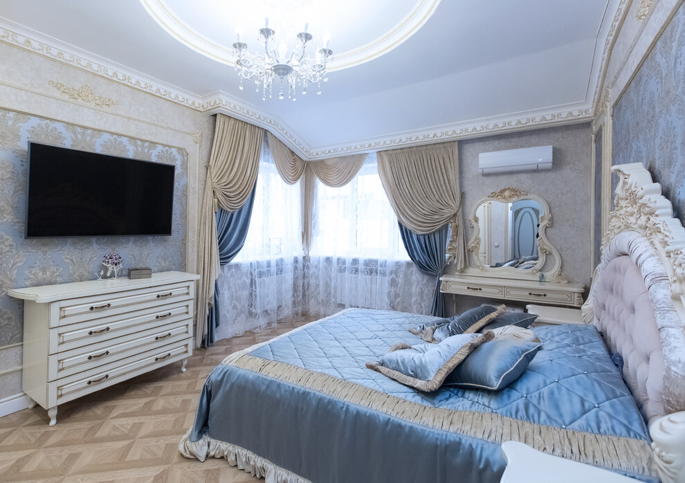 Интерьер спальни в классическом стиле, в стиле кантри, барокко, ампире и рококо