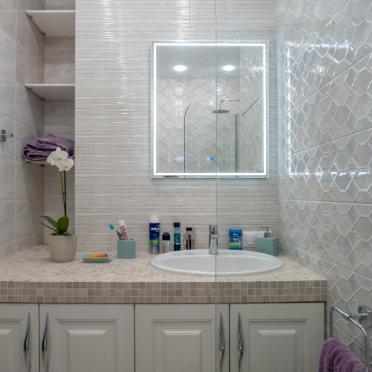Интерьер ванной с зеркалом на двери в неоклассике смотреть на Basicdecor