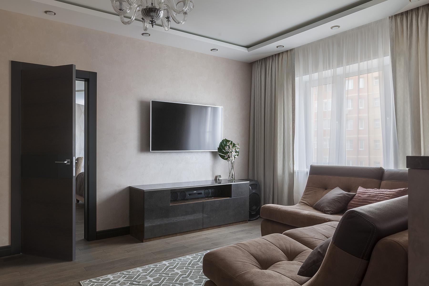 Интерьер гостиной cтеной с телевизором, керамогранитом на стену с телевизором и подсветкой настенной
