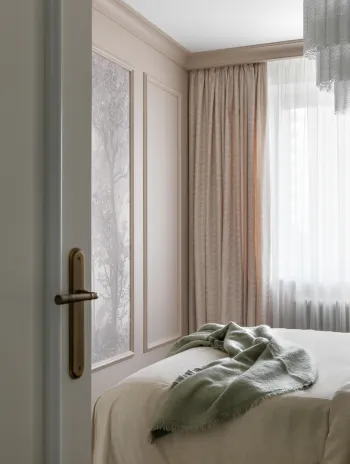 Интерьер спальни с зеркалом на двери в неоклассике смотреть на Basicdecor