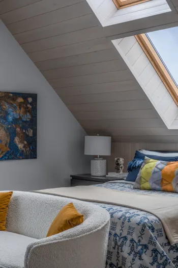 Интерьер спальни с на мансарде  смотреть на Basicdecor