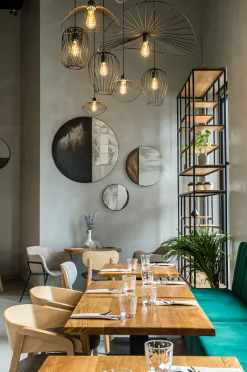 Интерьер столовой cветильниками над столом в современном стиле смотреть на Basicdecor