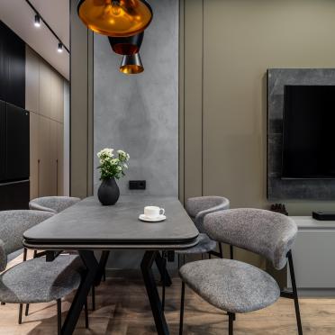 Интерьер кухни cветильниками над столом  смотреть на Basicdecor