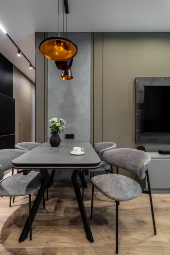 Интерьер кухни cветильниками над столом  смотреть на Basicdecor