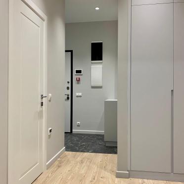 Интерьер коридора с проходной  смотреть на Basicdecor