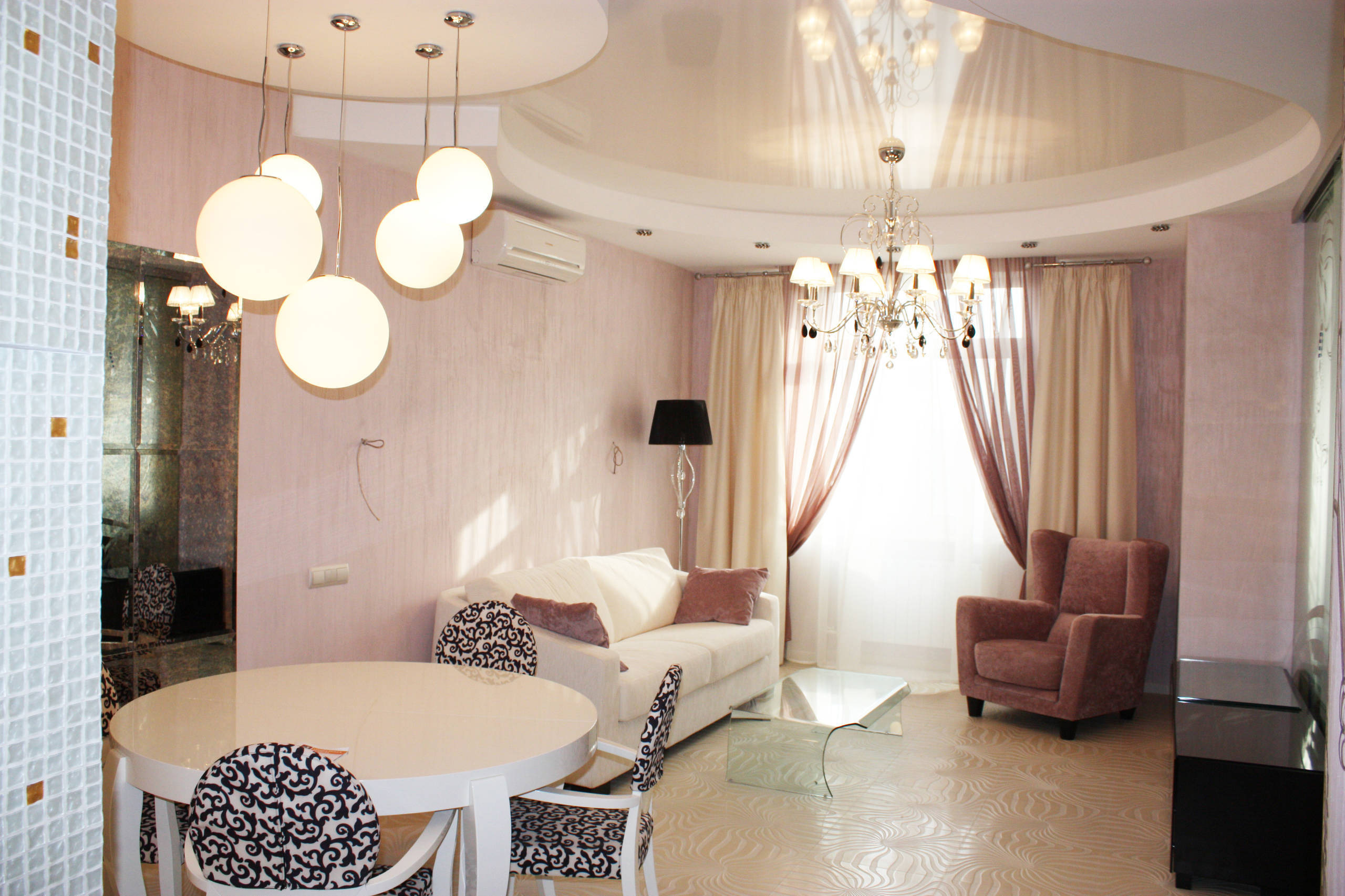 Интерьер гостиной с подсветкой светодиодной и с подсветкой в стиле фьюжн