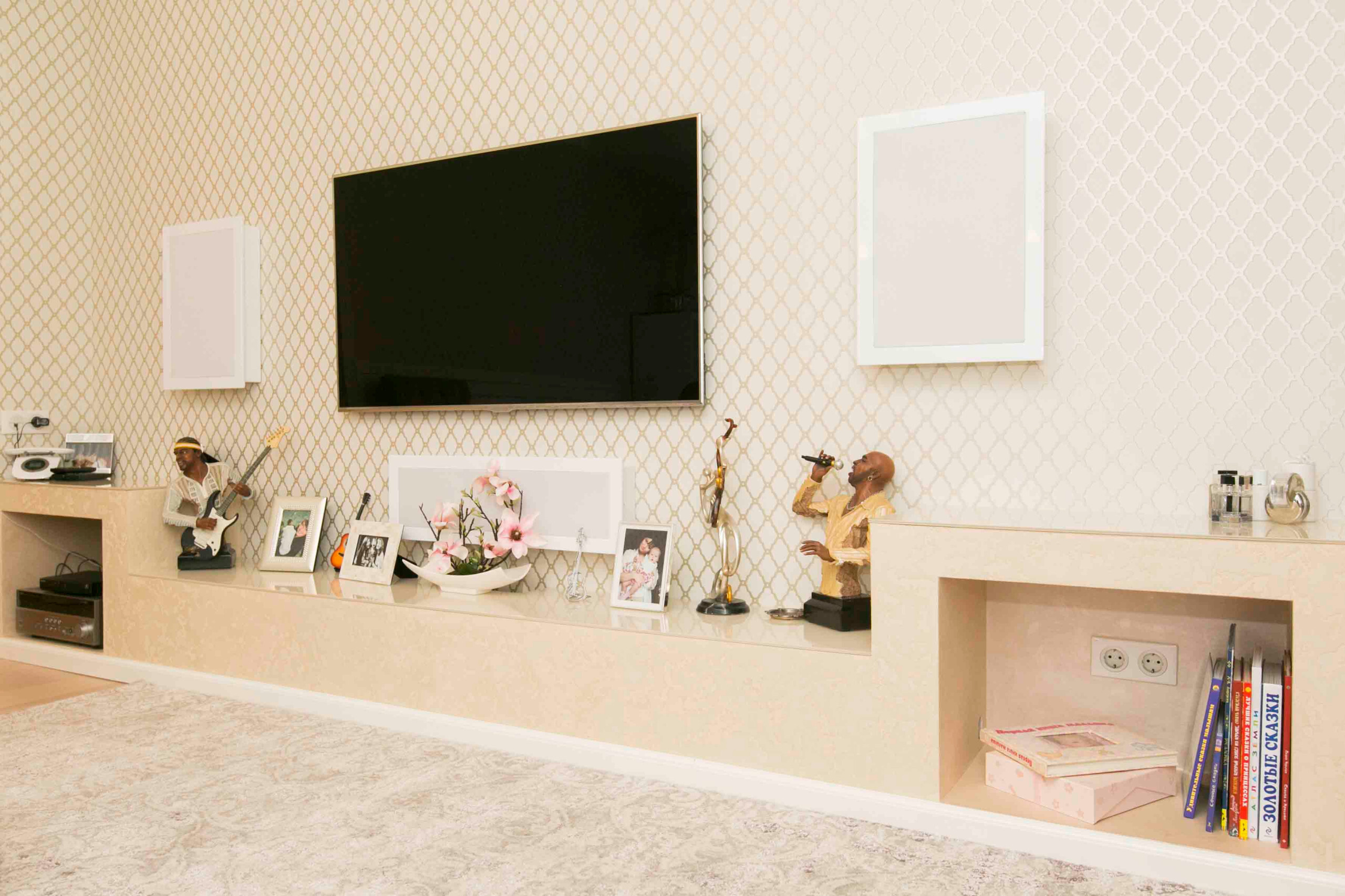 Интерьер детской с панно за телевизором и стеной с телевизором в классическом стиле