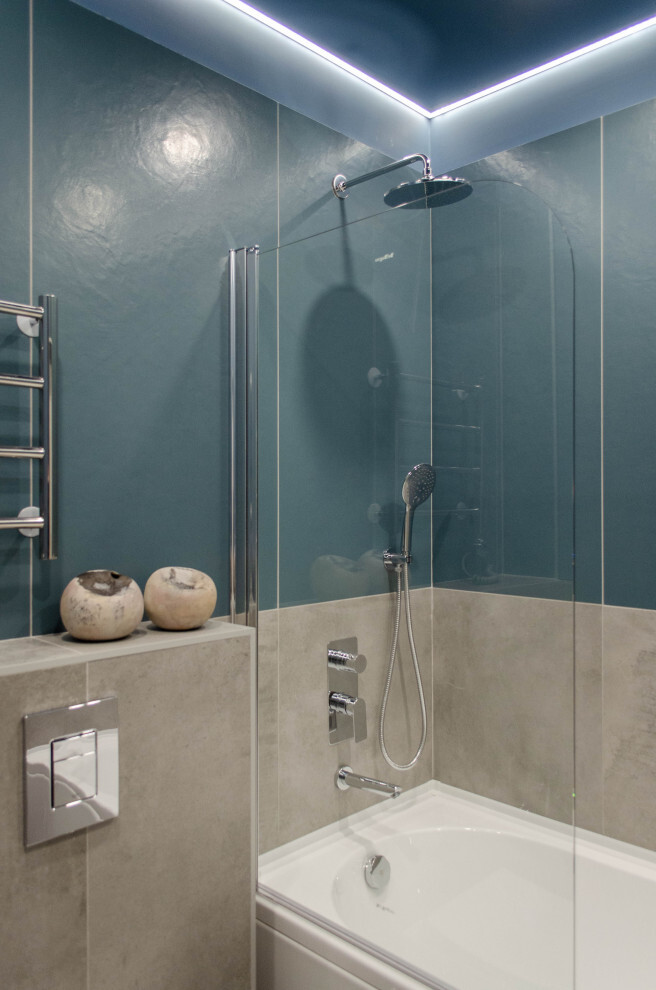 Интерьер ванной с душевой из плитки в современном стиле