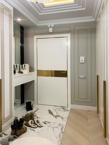 Интерьер с зеркалом на двери в неоклассике смотреть на Basicdecor