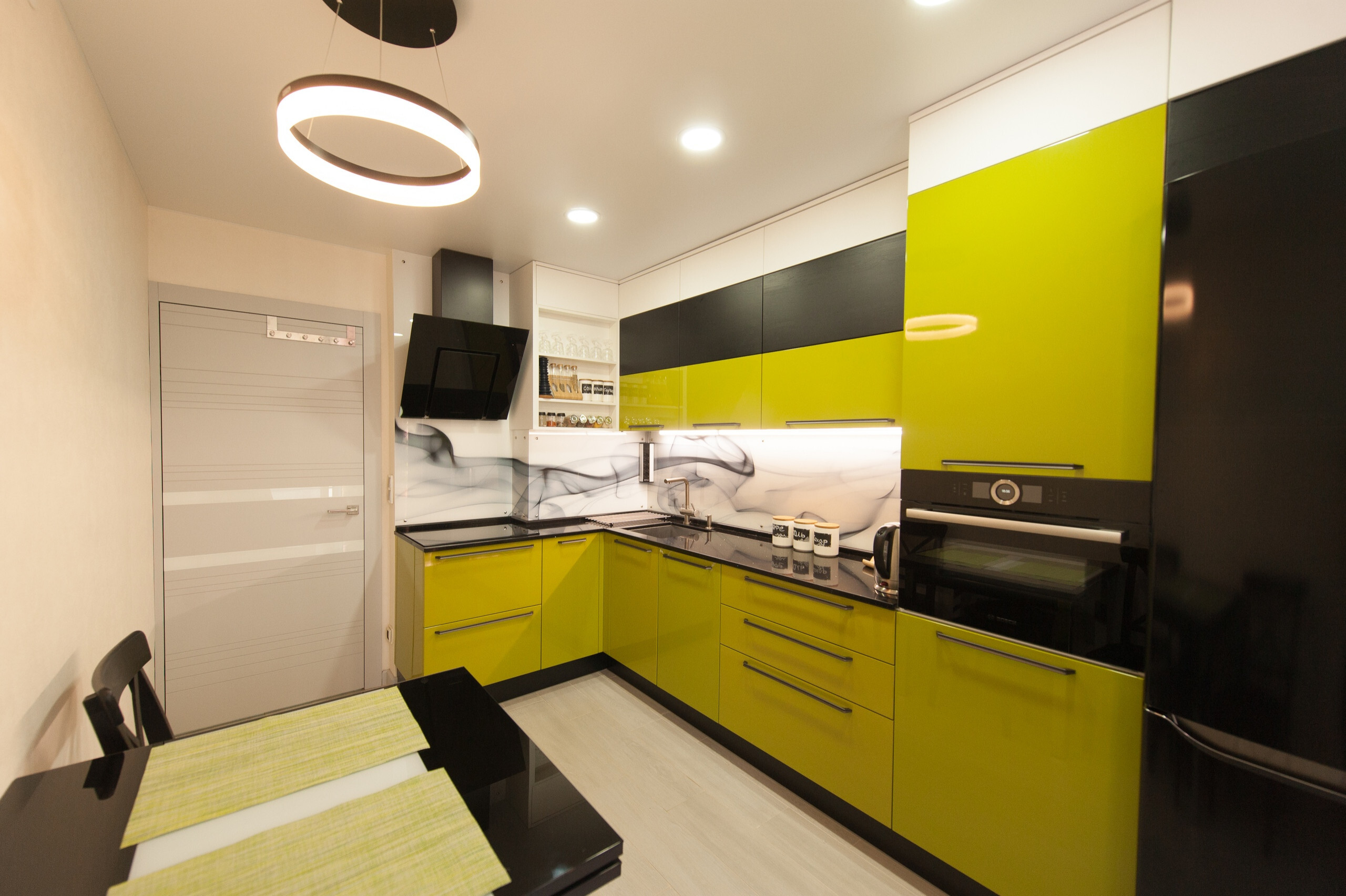 Интерьер кухни с подсветкой светодиодной в модернизме