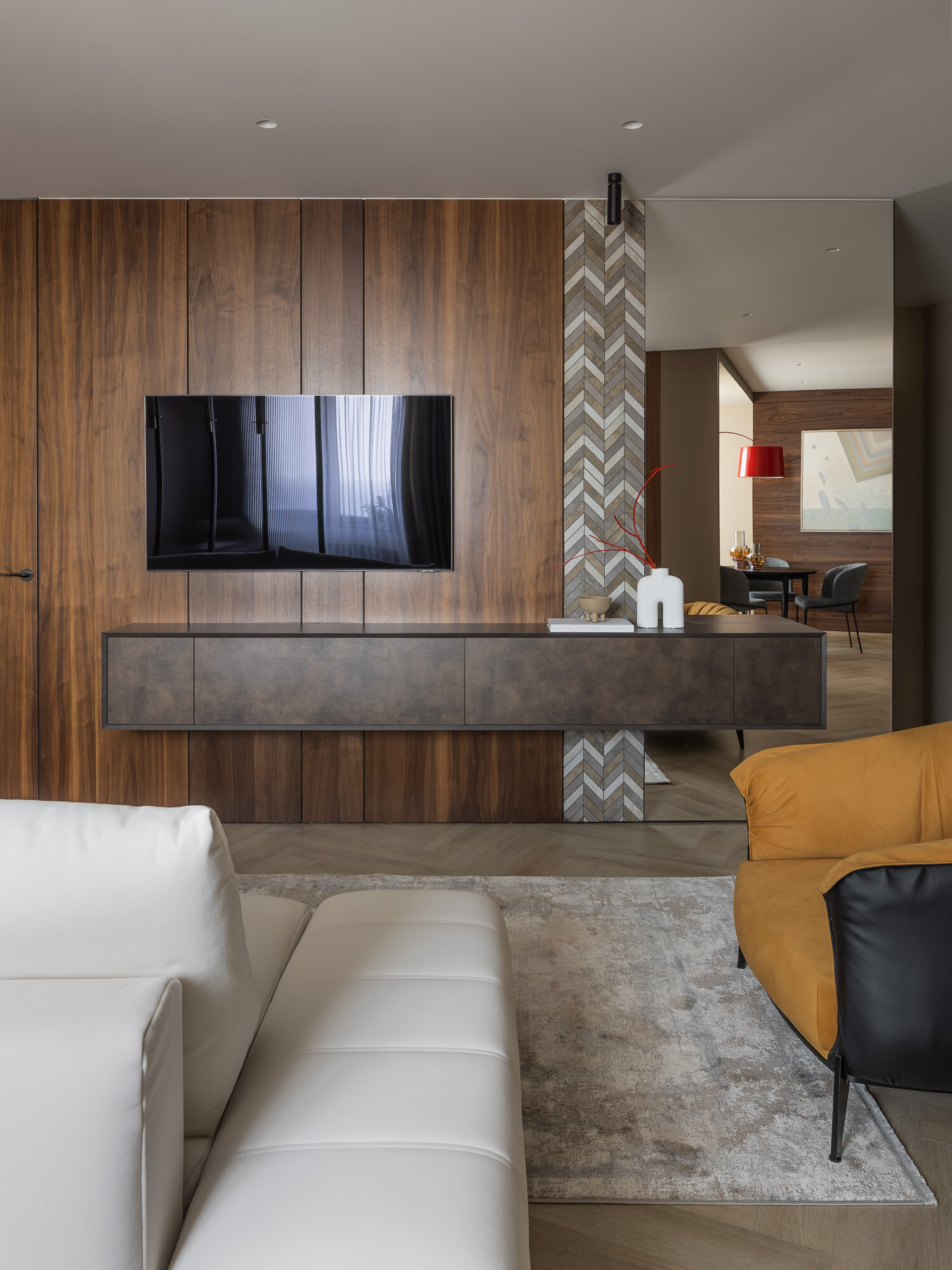 Интерьер гостиной cтеной с телевизором, телевизором на стене, керамогранитом на стену с телевизором и подсветкой настенной