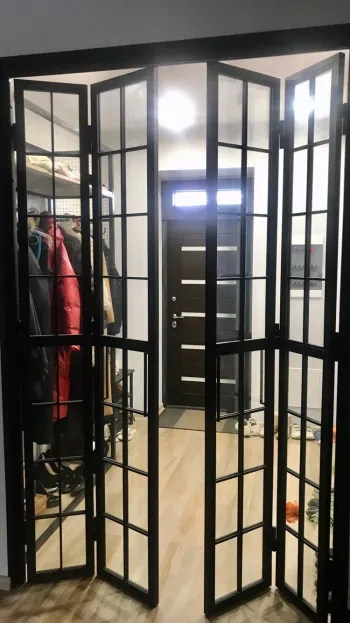 Интерьер прихожей с проемом, перегородкой раздвижной и зеркалом на двери  смотреть на Basicdecor