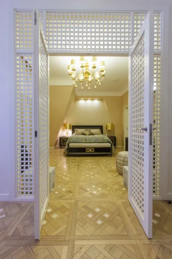 Интерьер с проемом, зеркалом на двери и дверными жалюзи  смотреть на Basicdecor