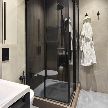 Интерьер ванной с душевой из плитки и без окна  смотреть на Basicdecor
