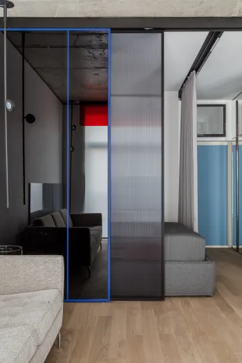 Интерьер спальни с зонированием шторами  смотреть на Basicdecor