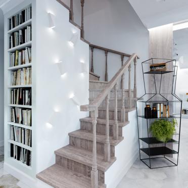 Интерьер с лестницей в неоклассике смотреть на Basicdecor