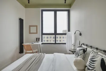 Интерьер спальни cветильниками над кроватью  смотреть на Basicdecor