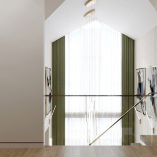 Интерьер коридора с окном, без дверей, проходной, гардеробной со шторой, вертикальными жалюзи, хранением верхней одежды и дверными жалюзи