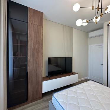 Интерьер спальни с шкафом у кровати и с подсветкой  смотреть на Basicdecor