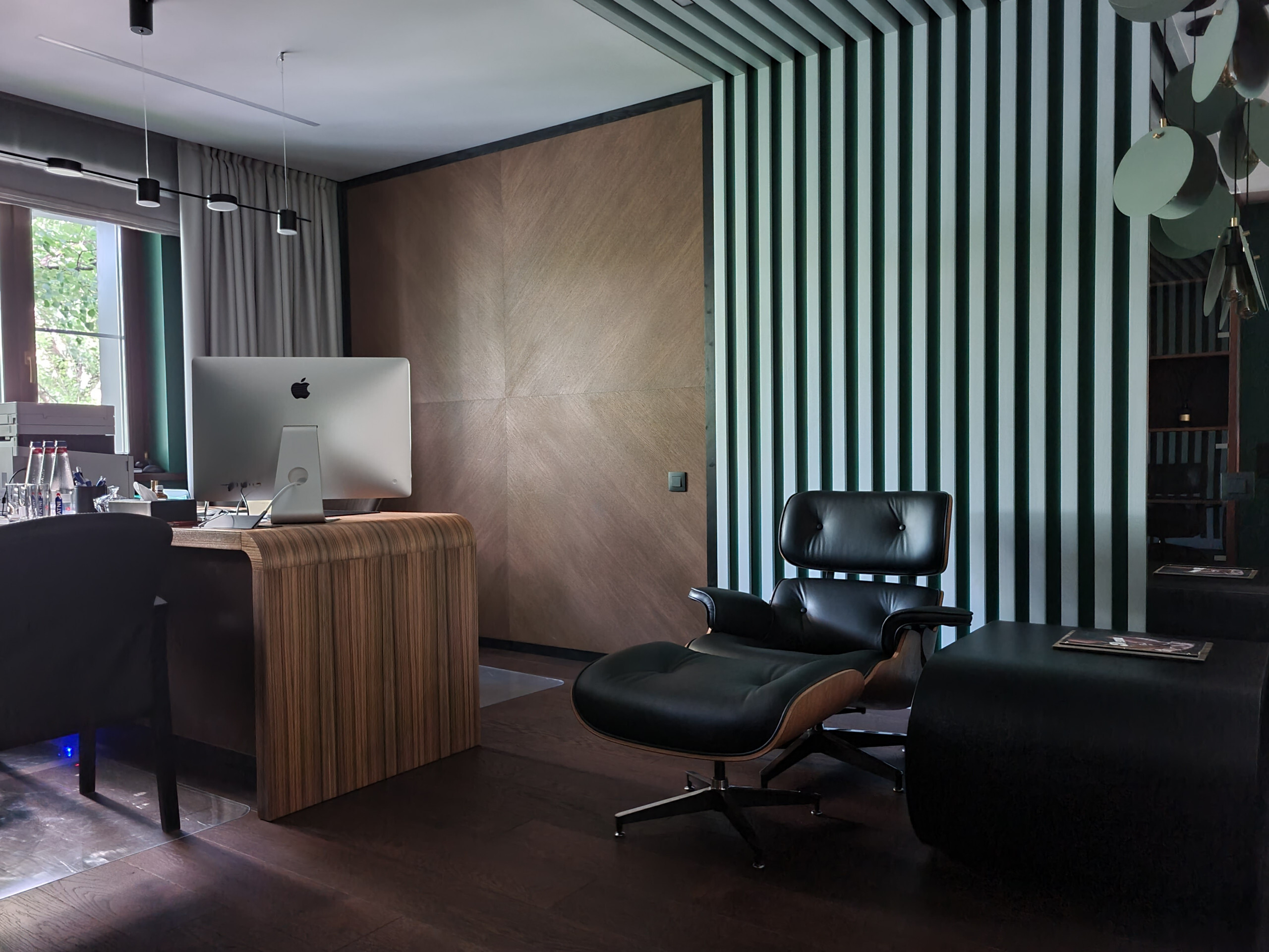 Интерьер кабинета c рабочим местом, рейками с подсветкой и подсветкой настенной в современном стиле