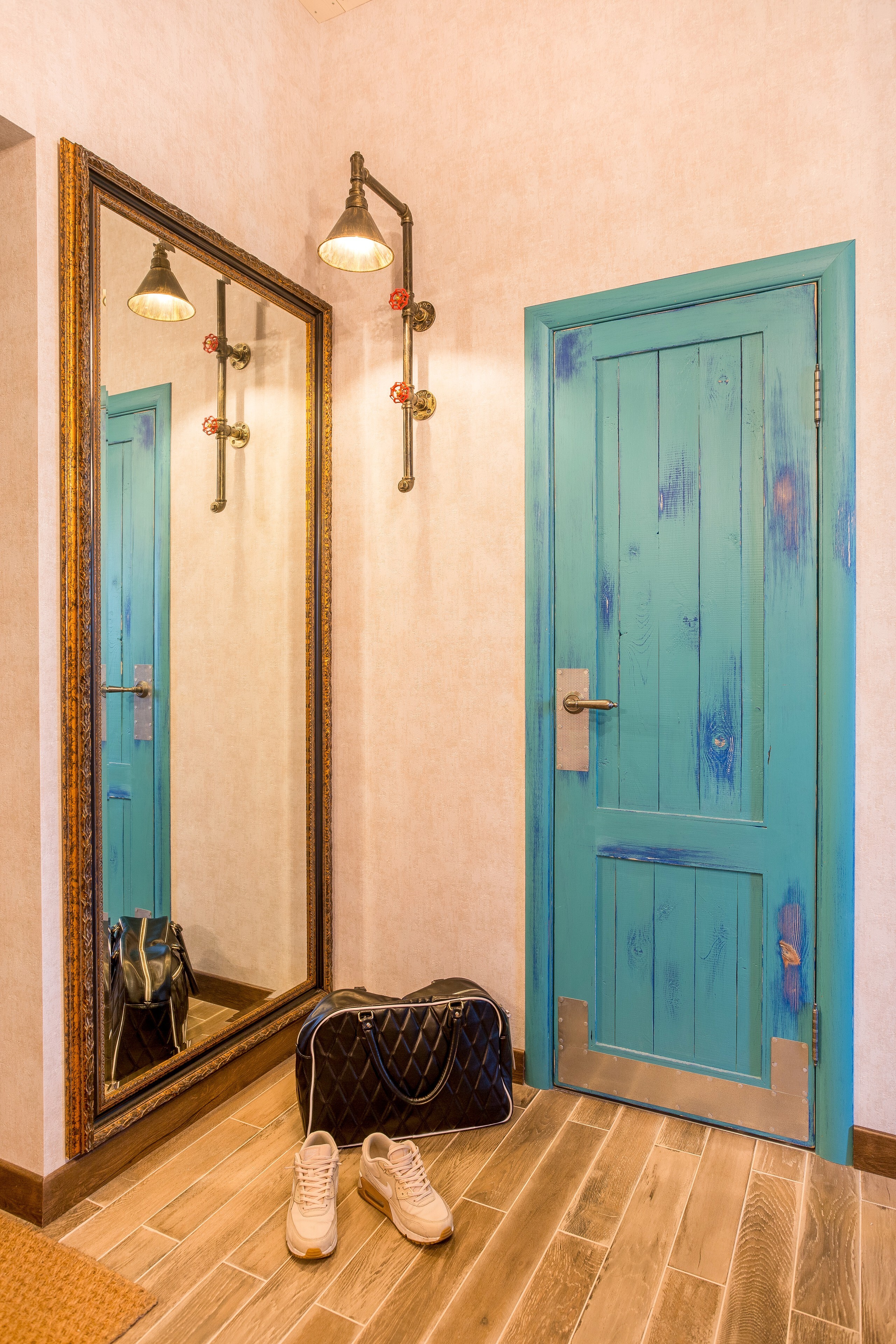 Интерьер коридора с проходной и зеркалом на двери в стиле лофт