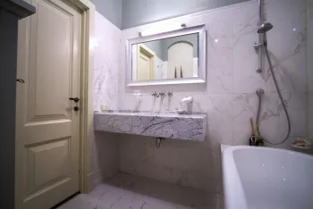 Интерьер ванной с зеркалом на двери  смотреть на Basicdecor