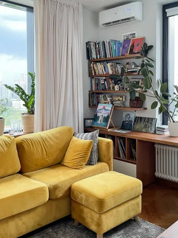 Интерьер гостиной с балконом  смотреть на Basicdecor