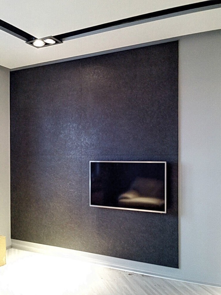 Интерьер с панно за телевизором, стеной с телевизором, телевизором на стене и керамогранитом на стену с телевизором в современном стиле